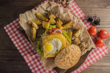 Büyük sandviç - sığır eti, peynir, domates ile hamburger burger. Ahşap rustik arka plan üzerinde. Üstten Görünüm. Yakın çekim