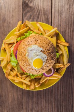 Büyük sandviç - sığır eti, peynir, domates ile hamburger burger. Ahşap rustik arka plan üzerinde. Üstten Görünüm. Yakın çekim