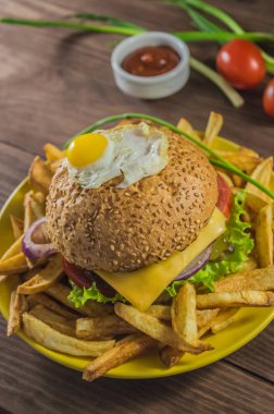 Büyük sandviç - sığır eti, peynir, domates ile hamburger burger. Ahşap rustik arka plan üzerinde. Üstten Görünüm. Yakın çekim