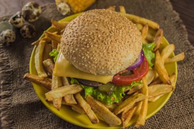 Büyük sandviç - sığır eti, peynir, domates ile hamburger burger. Ahşap rustik arka plan üzerinde. Yakın çekim