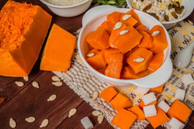 Kahvaltı haşlanmış kabak parçaları ve rustik ahşap zemin üzerine kuru üzüm. Üstten Görünüm. Yakın çekim