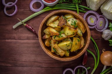 Kavrulmuş patates sebze ve otlar ahşap arka plan, üstten görünüm üzerinde. Yakın çekim