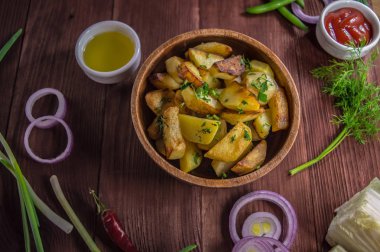 Kavrulmuş patates sebze ve otlar ahşap arka plan, üstten görünüm üzerinde. Yakın çekim