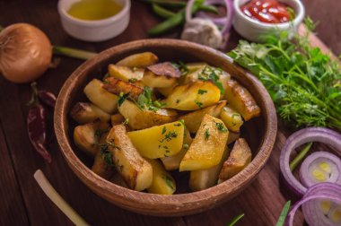 Kavrulmuş patates sebze ve otlar ahşap arka plan, üstten görünüm üzerinde. Yakın çekim