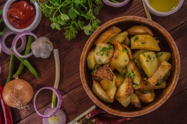 Kavrulmuş patates sebze ve otlar ahşap arka plan, üstten görünüm üzerinde. Yakın çekim