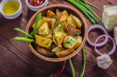 Kavrulmuş patates sebze ve otlar ahşap arka plan, üstten görünüm üzerinde. Yakın çekim