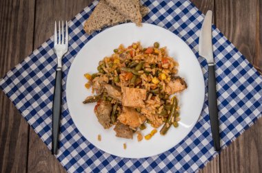 Paella et ve sebze ile. Ahşap bir arka plan üzerinde. Üstten Görünüm. Yakın çekim