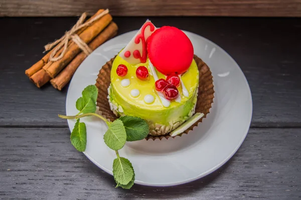 Cake with cream on a dark wood background. Top view. Close-up — Stock Photo, Image