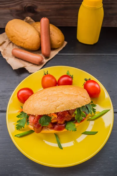 Hot Dog con senape e ketchup. Vista dall'alto. Primo piano — Foto Stock