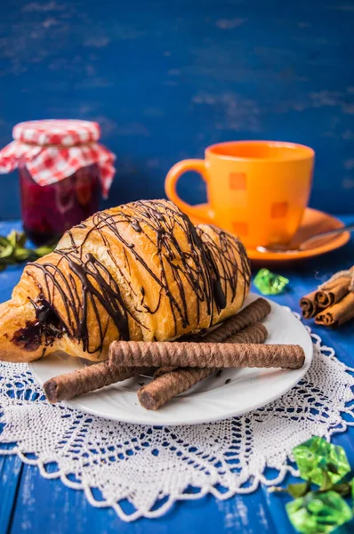 Croissant con ripieno di cioccolato — Foto Stock