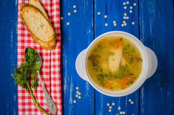 Sopa de pollo con verduras en una mesa azul de madera. Estilo rústico. Vista superior. Primer plano — Foto de Stock