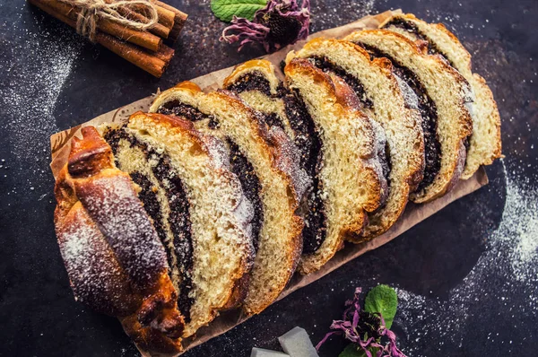 MAK Roll na ciemnym tle. Widok z góry. Szczelnie-do góry — Zdjęcie stockowe