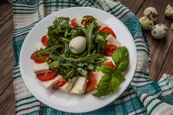 Caprese salatası. Ahşap arka plan — Stok fotoğraf