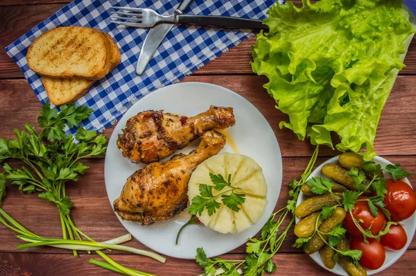 Kızarmış tavuk budu. Ahşap rustik arka plan. Üstten Görünüm. Yakın çekim