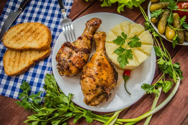 Kızarmış tavuk budu. Ahşap rustik arka plan. Üstten Görünüm. Yakın çekim