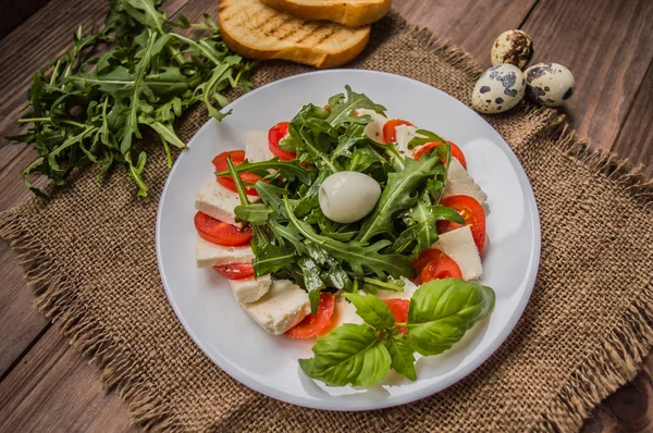 Ensalada de rúcula - Caprese. Fondo de madera. Vista superior. Primer plano —  Fotos de Stock