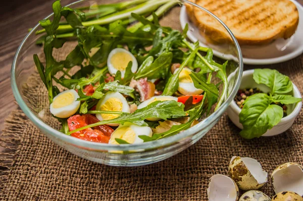 Salad dengan bacon dan arugula. Latar belakang Wooden Rustic. tampilan atas — Stok Foto