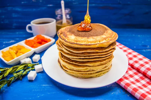 Pancakes with walnuts and maple syrup for breakfast. Close-up — Stock Photo, Image