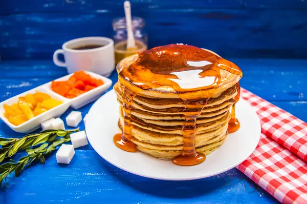 Panqueques con nueces y jarabe de arce para el desayuno. Primer plano — Foto de Stock