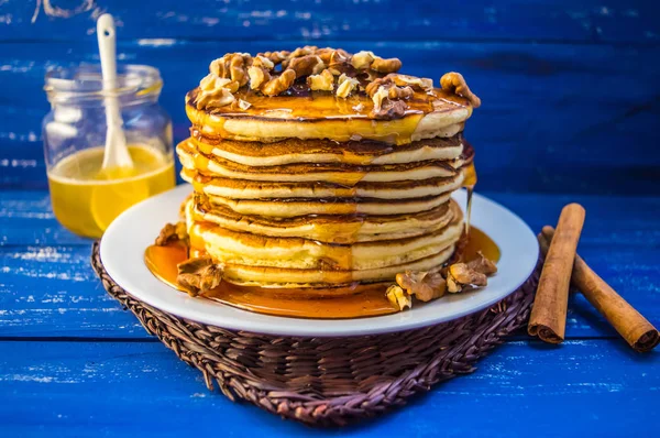 Pancakes with walnuts and maple syrup for breakfast. Close-up — Stock Photo, Image