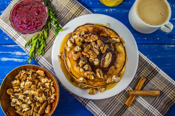 Ceviz ve pekmez Kahvaltıda krep. Yakın çekim