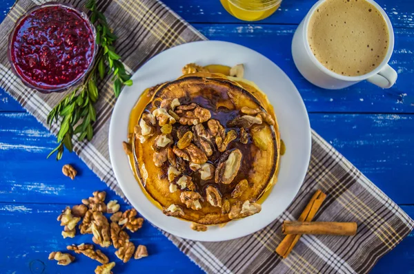 Pancakes with walnuts and maple syrup for breakfast. Close-up — Stock Photo, Image