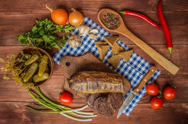 Saucisse de sang maison avec des abats sur le vieux fond en bois dans un style rustique. vue de dessus. Gros plan — Photo