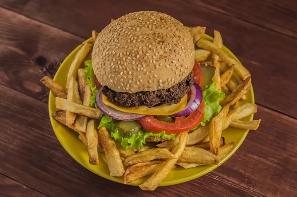 Velký sendvič - hamburger hamburger s hovězí maso, sýr, rajče. Na dřevěný rustikální pozadí. Detail — Stock fotografie