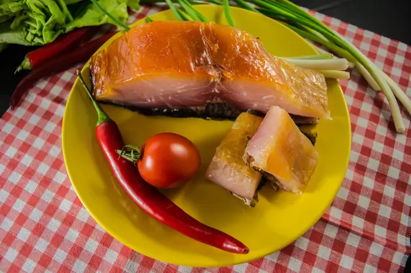 肉里脊熏鲢鱼到啤酒与绿黄色板上。顶视图。黑色背景的木材。特写 — 图库照片