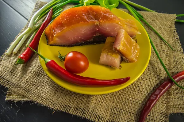 Schweinefilet vom geräucherten Silberkarpfen zum Bier auf einem gelben Teller mit Grünkohl. Ansicht von oben. schwarzer Hintergrund Holz. Nahaufnahme — Stockfoto