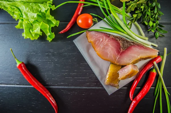 Schweinefilet vom geräucherten Silberkarpfen zum Bier auf einem gelben Teller mit Grünkohl. Ansicht von oben. schwarzer Hintergrund Holz. Nahaufnahme — Stockfoto