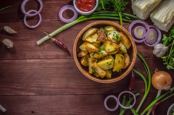 Kavrulmuş patates sebze ve otlar ahşap arka plan, üstten görünüm üzerinde. Yakın çekim — Stok fotoğraf