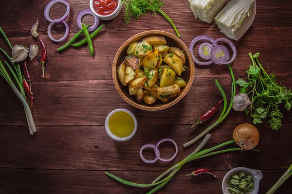 用蔬菜和香草在木制的背景下，顶视图的烤的土豆。特写 — 图库照片