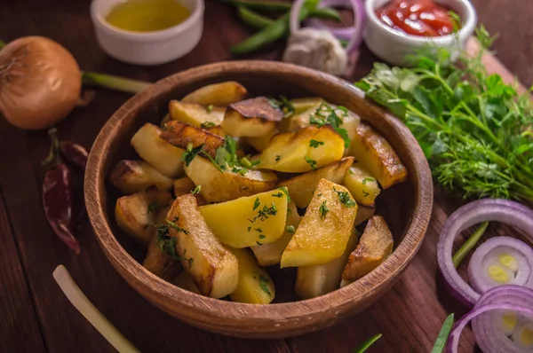 Patatas asadas con verduras y hierbas sobre un fondo de madera, vista superior. Primer plano —  Fotos de Stock