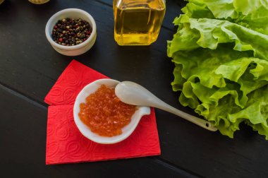 Kırmızı havyar bir tartı