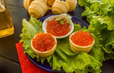 Somon kırmızı havyar ve marul yaprakları