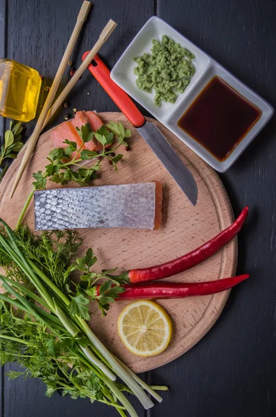 Bife de salmão, vista da casca, manteiga, pimenta, limão e verduras em um prato no restaurante. close-up. Topo — Fotografia de Stock