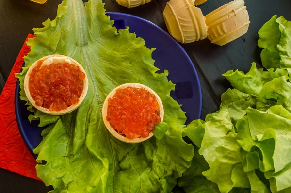 Caviar vermelho de salmão e folhas de alface — Fotografia de Stock