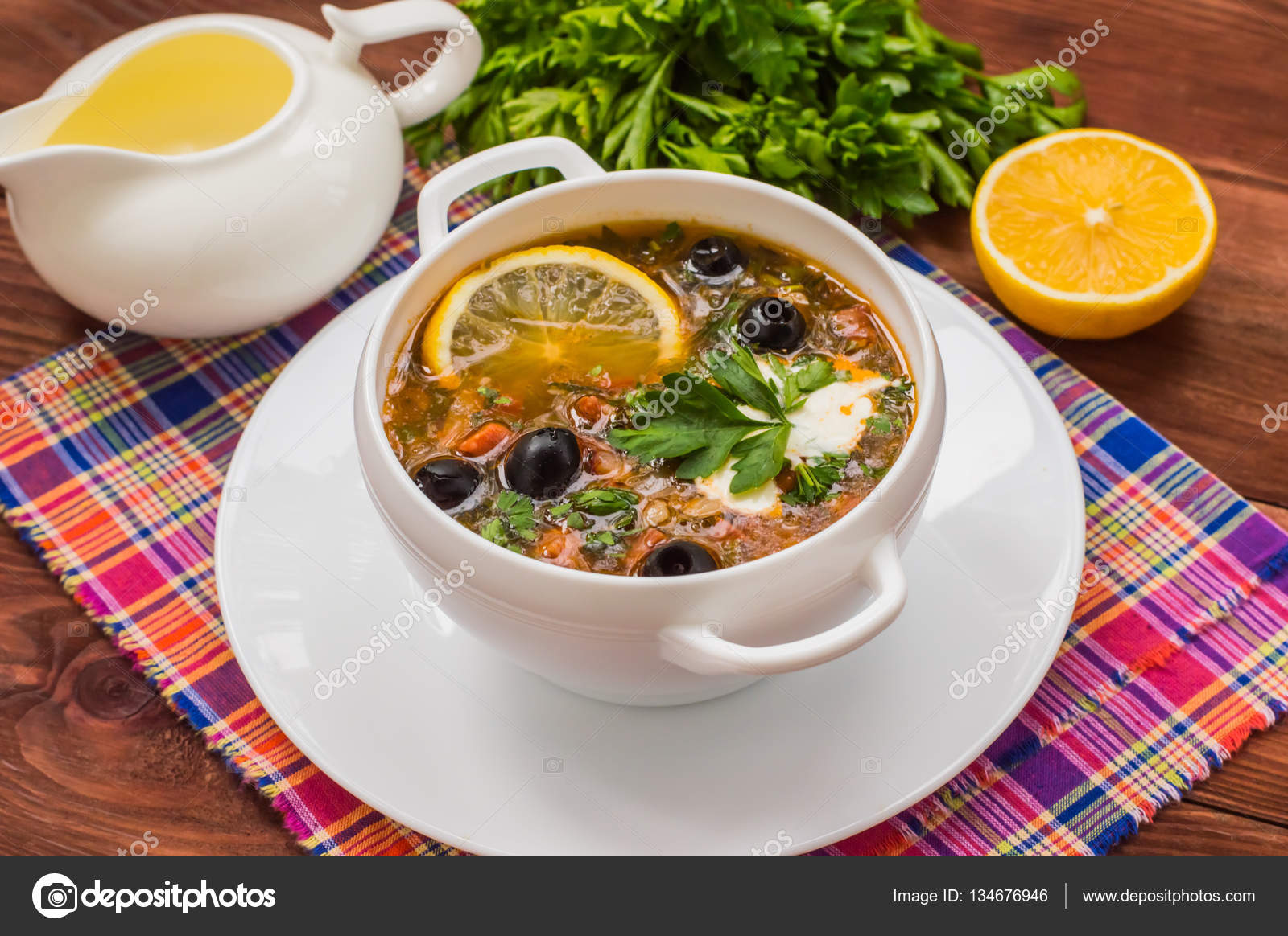 Solyanka, Rus yemekleri, çorba sıcak baharatlar ile dik et suyu