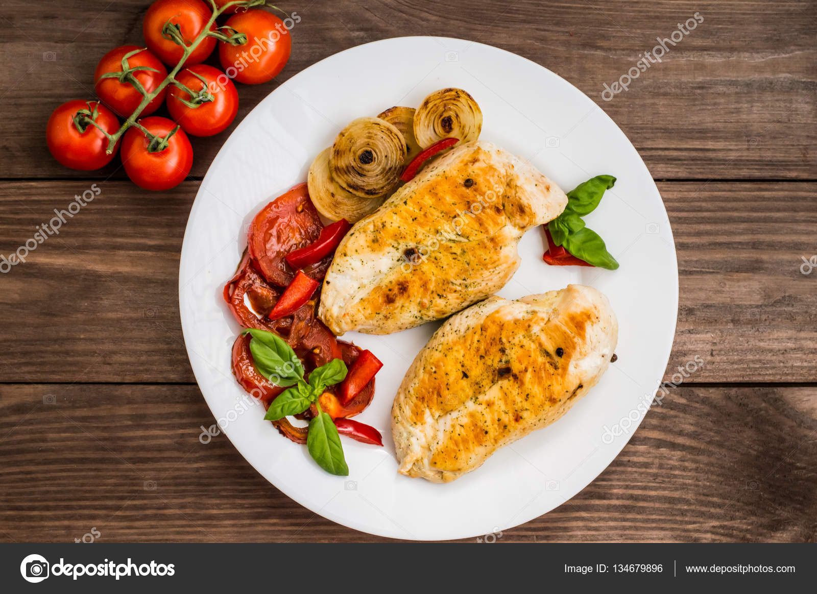 Куриное филе с овощами на сковороде Куриное филе с овощами на сковороде