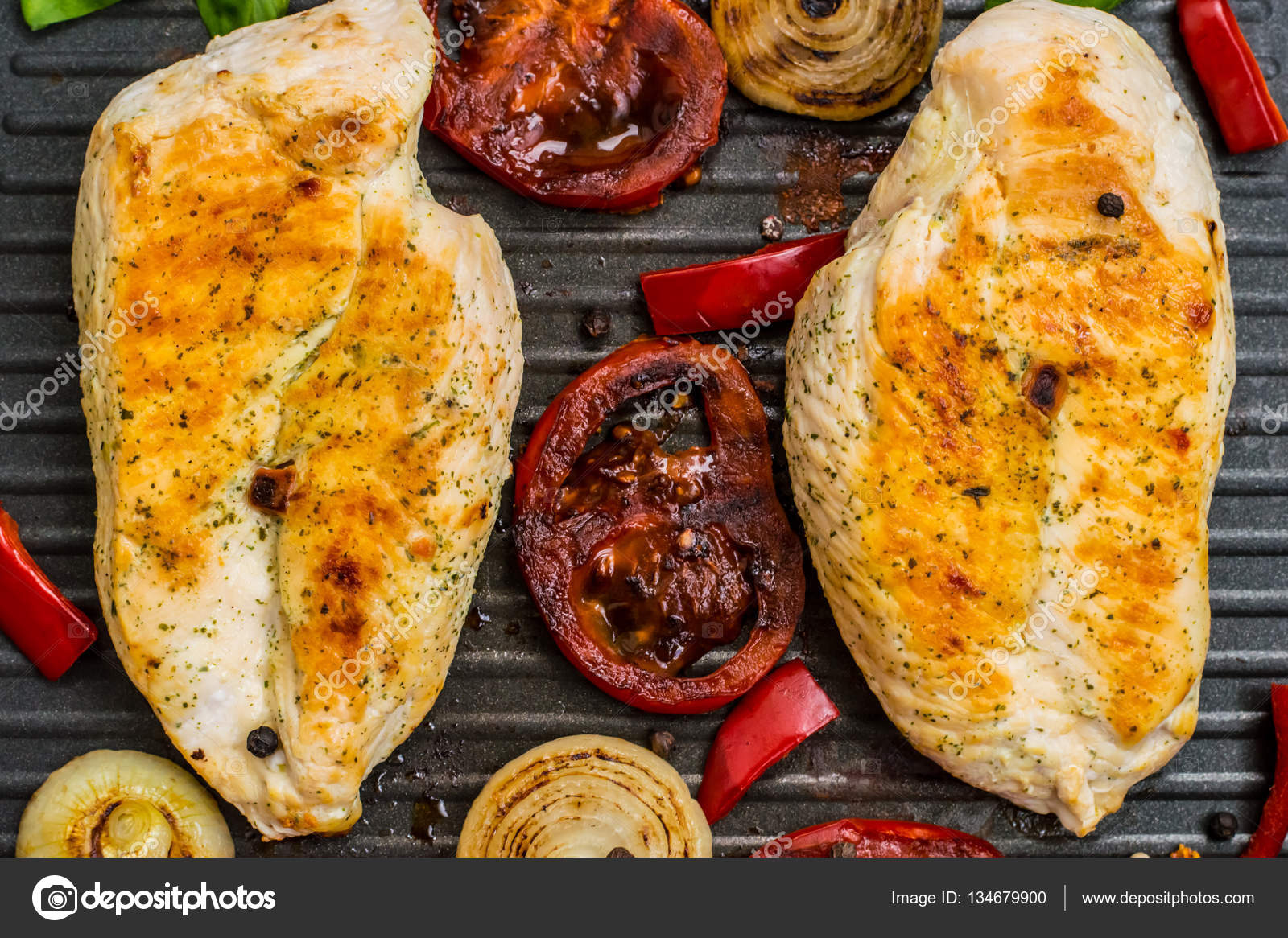 Куриное филе с овощами на сковороде Куриное филе с овощами на сковороде