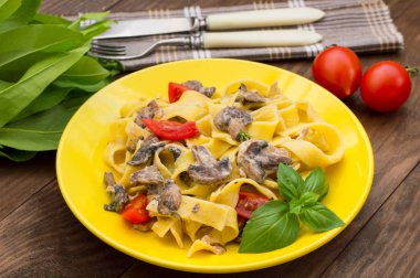 Fettuccine makarna mantar plaka ahşap masa üzerinde bir kremalı sos. Yatay üstten görünüm. Yakın çekim