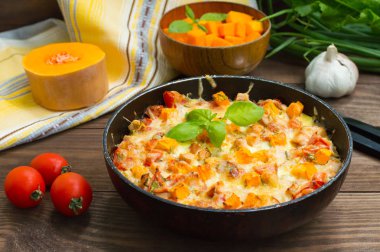 Tavuk ve kabak Pan ile güveç. Ahşap rustik arka plan. Yakın çekim