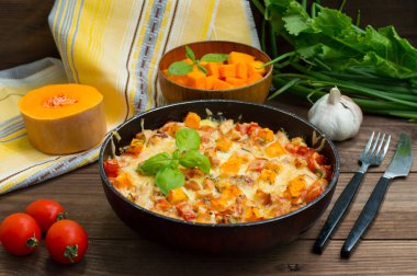 Tavuk ve kabak Pan ile güveç. Ahşap rustik arka plan. Yakın çekim