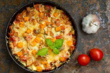 Tavuk ve kabak Pan ile güveç. eski rustik arka plan. Üstten Görünüm. Yakın çekim