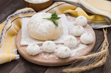 Ham Hıngel mutfakta. Hinkaley hazırlama süreci. Portre. Üstten Görünüm