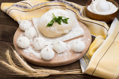 Ham Hıngel mutfakta. Hinkaley hazırlama süreci. Portre. Üstten Görünüm