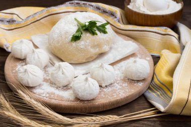 Ham Hıngel mutfakta. Hinkaley hazırlama süreci. Portre. Üstten Görünüm