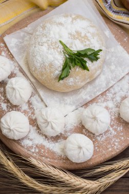 Ham Hıngel mutfakta. Hinkaley hazırlama süreci. Portre. Üstten Görünüm