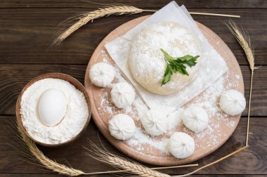 Ham Hıngel mutfakta. Hinkaley hazırlama süreci. Portre. Üstten Görünüm